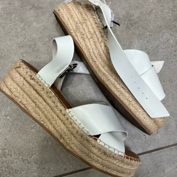 Aldo sandals 38.5 euro or size 8 American white leather - Picture 2 of 2